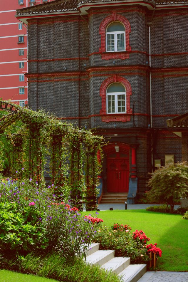 一座堪稱歷史建築博物館的大學。