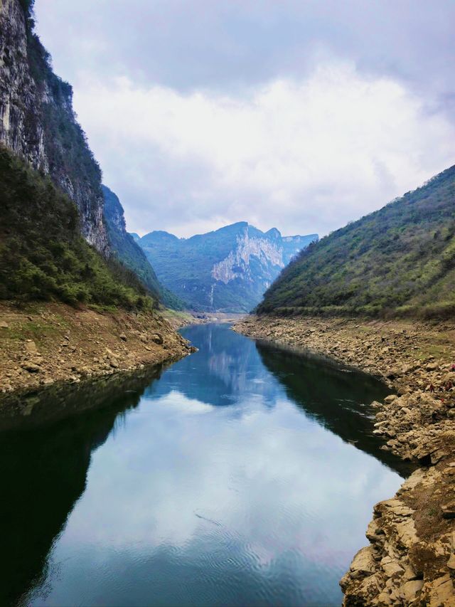 六廣河景秀，峰巒映水流，幽韻古今留