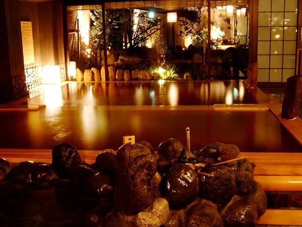 ✨探秘東京小眾溫泉！大谷田明神湯，城市邊緣琥珀色療癒秘境實測