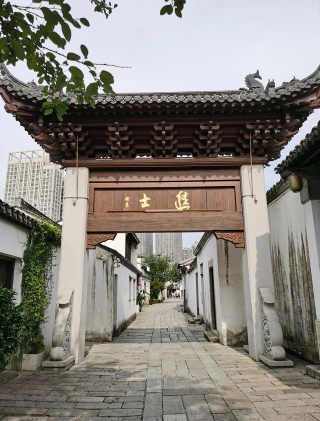 青磚黛瓦浸透時光，藤蔓垂落搖碎光影