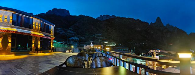 >     住進扎尕那嘅「心臟」地帶！