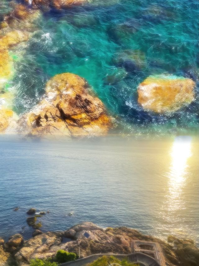 躺喺鵝卵石灘上曬太陽，連影子都係透明嘅