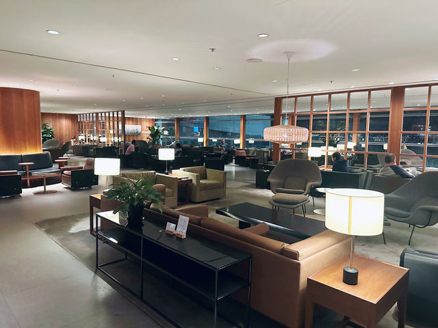 🇭🇰香港機場｜國泰玉衡堂商務艙休息室 今晚搭英航商務艙回倫敦，因為同屬寰宇一家，在香港機場用的是國泰的休息室，毫無疑問選了玉衡堂～