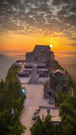 숭산은 도사들이 물건을 팔지 않고, 돌도 돈을 받지 않지만 마음은 가득 채워지는 곳이에요.