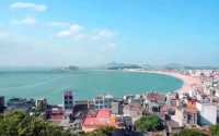 漳州是一座充滿閩南風情的城市，以下是一份簡短的旅遊攻略：   特色景點   - 福建土樓（南靖）景區