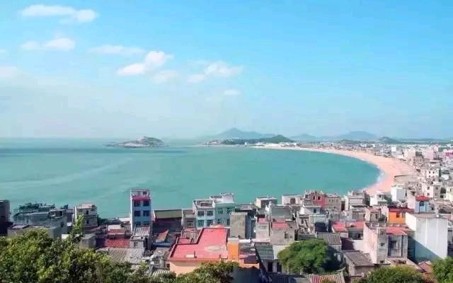 漳州是一座充滿閩南風情的城市，以下是一份簡短的旅遊攻略：   特色景點   - 福建土樓（南靖）景區