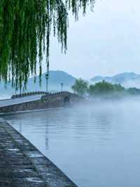 驚艷！杭州西湖斷橋，煙雨朦朧時邂逅白素貞同款浪漫