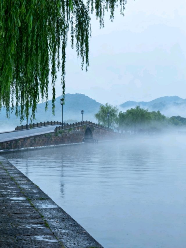 驚艷！杭州西湖斷橋，煙雨朦朧時邂逅白素貞同款浪漫