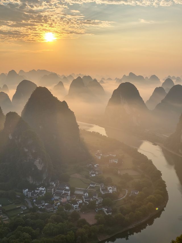 桂林陽朔必打卡之地：相公山日出與雲海 這次要分享的是一個超美的旅行目的地——相公山 日出與雲海