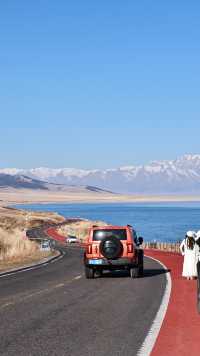 對於在成都忙碌的打工人來說，賽里木湖絕對是讓你暫時逃離都市喧囂、 recharge 能量的完美選擇。