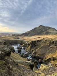 冰島有多層梯級瀑布的斯科加瀑布