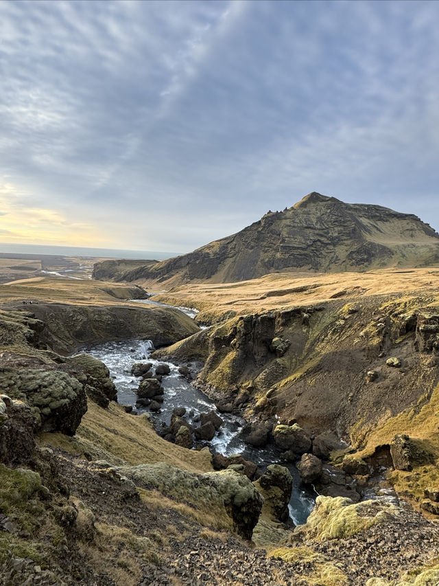冰島有多層梯級瀑布的斯科加瀑布