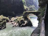 興義必打卡！穿越地球裂縫的瀑布仙境！   交通出行 地址：貴州省黔西南布依族苗族自治州興