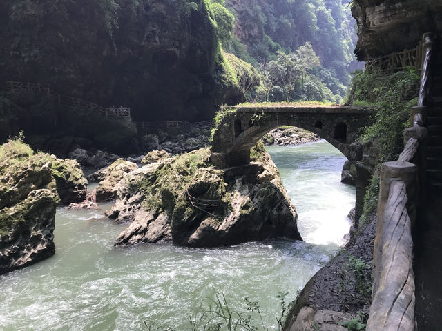 興義必打卡！穿越地球裂縫的瀑布仙境！   交通出行 地址：貴州省黔西南布依族苗族自治州興