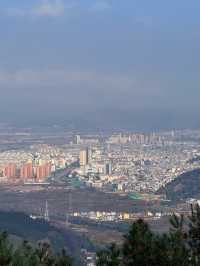 在雲與城的褶皺裡,撞見十萬人間煙火