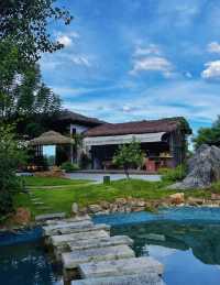 在柳州的日子,先把舒適穩穩落在柳南蔓菲酒店——暖色調的房間裡,床品襯著陽光軟乎乎的,窩在這兒歇夠了,