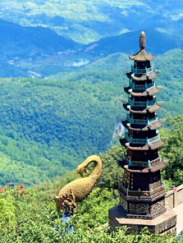 普亭光明寺，一座靜謐的佛教寺廟，坐落在山頂之上