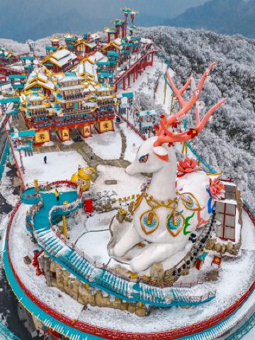 폭설이 그친 후 구름 위로 펼쳐진 초원은 마치 시에서 튀어나온 동화 속 세상처럼 아름답다.