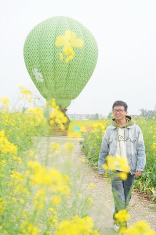 成都の春は、菜の花に起こされる。遠出は不要、崇州まで1時間で直行。この金色の花畑は、すでにネクストレベルの美しさ。