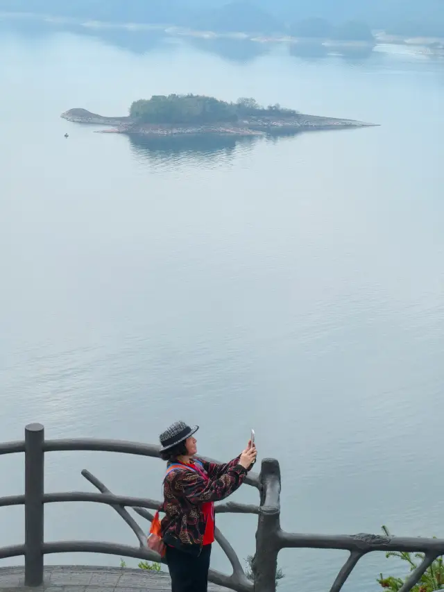 The stunning sunset spot at Qiandao Lake is right at the Tianyu Mountain Viewing Platform