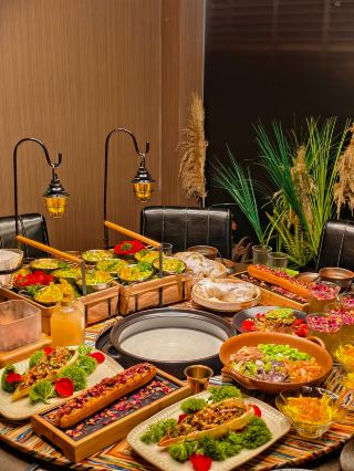 The romance of spring in Kunming must be experienced through a unified combination of sight, speech, tongue, and heart.