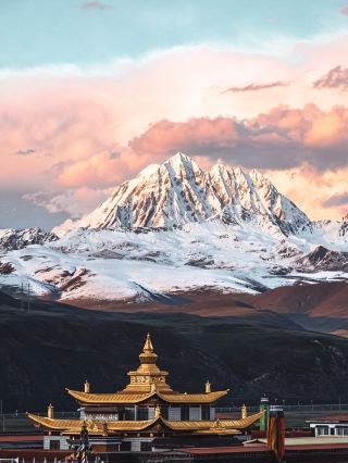 มณฑลเสฉวนตะวันตกเป็นจุดหมายปลายทางที่ยอดเยี่ยมสำหรับการท่องเที่ยวตลอดทั้งปี! เพลิดเพลินไปกับภูเขาที่ปกคลุมด้วยหิมะและทุ่งดอกไม้ในเดือนพฤษภาคมเพื่อหลีกเลี่ยงช่วงฤดูท่องเที่ยวที่หนาแน่น