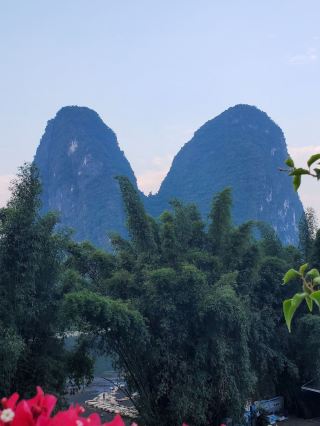 興坪的壯麗清晨:日出與美景🌄

計劃前往廣西興坪旅行嗎?準備好迎接令人嘆為觀止的日出美景和無與倫比的自然風光吧——那種美得讓人難以置信的景色!這座位於陽朔附近的小鎮,以其如夢似幻的風景、古樸的村莊以及出現在中國紙幣上的漓江彎道而聞名。

必遊景點

1. 興坪觀景台日出

· 地址:桂林陽朔興坪古鎮

· 為什麼要早起?這裡的日出美得令人窒息──金色的陽光灑在雲霧繚繞的喀斯特山峰上,展現出極致的中國美學。清晨6點前到達,即可欣賞這神奇的一幕。

2. 興坪古鎮

- 漫步在鵝卵石鋪就的小巷中,欣賞琳瑯滿目的當地手工藝品、古色古香的老房子和熱情友好的街頭小吃攤。日出之旅結束後,這裡是享用咖啡的絕佳去處!

3. 老寨山徒步

· 登山步道入口位於興坪渡口附近。預計需要1小時左右的穩定攀登時間。山頂景色?城市全景-絕佳的拍照地點!

內行人貼士

· 記得設鬧鐘!體驗興坪日出的最佳方式是早起-建議早上5點出發。雖然很快就會人滿為患,但黎明前的寧靜絕對值得等待。

· 帶上水(日出前商店都不營業),即使是夏天也要帶件薄外套-日出前山上會比較冷。

交通出行

· 可以從旅館租自行車,穿梭在狹窄的小巷中,或搭乘嘟嘟車前往各個步道起點。

餐飲推薦

· 興坪老街有很多可愛的咖啡館,大約在上午十點左右開始營業,可以品嚐咖啡和包子。午餐推薦當地的河魚-大多數店家都是現烤的!

興坪實用貼士

· 現金比較方便:雖然大多數地方都接受手機支付,但還是帶一些現金以防萬一。六月至十月是最佳旅遊季節,但夏季以外也別忘了帶雨披。

#興坪日出 #桂林美景 #中國自然風光 #漓江 #旅遊小貼士