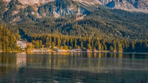 ドイツのエボーア湖は、ツークシュピッツェ山の麓にある風光明媚な楽園です。 — traveler post in ミュンヘン