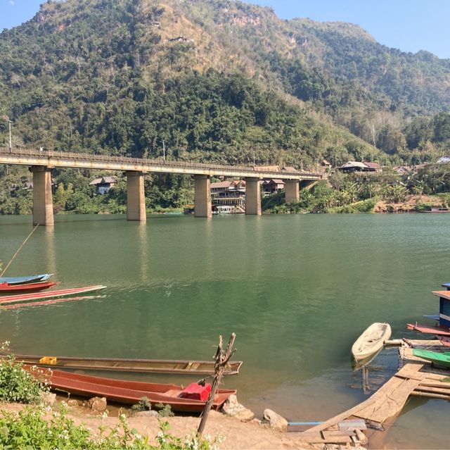 ノーンキャウ滞在の中心　Nong Khiaw Bridge 