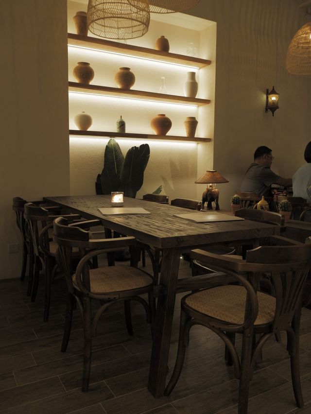 Asok新分店，咖哩和煙燻雞都不錯 