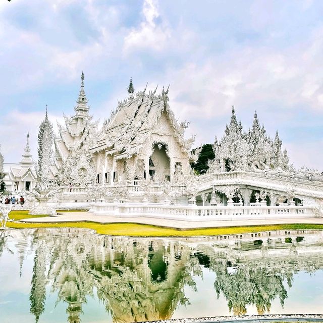 Wat Rong Khun (white temple)