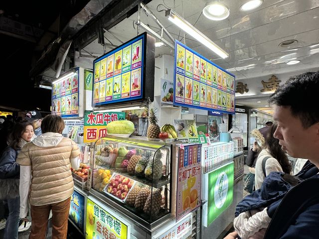 เดินตลาดนัดกลางคืน RAOHE Night Market