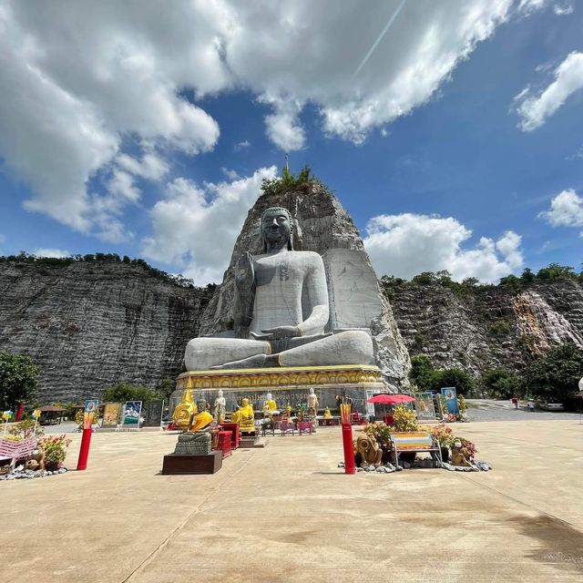 พระพุทธรูปแกะสลักภูผาใหญ่ที่สุดในโลก