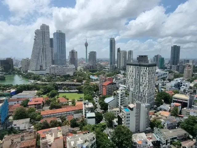 Cinnamon Red Colombo 🇱🇰 Infinity pool & rooftop bar