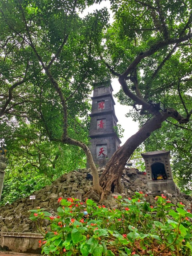 Roaming Hoan Kiem Lake