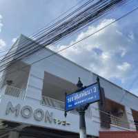 Moon cafe คาเฟ่สวย สไตล์มินิมอล