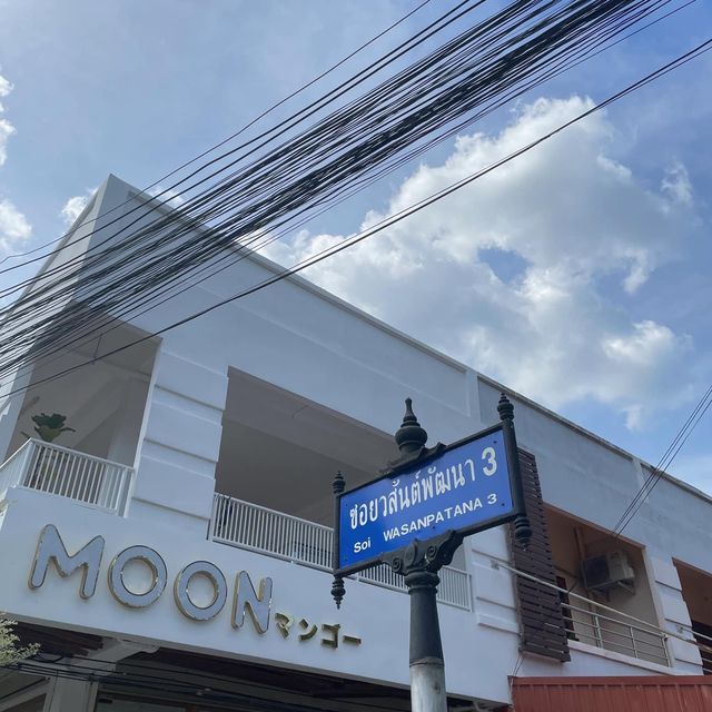 Moon cafe คาเฟ่สวย สไตล์มินิมอล