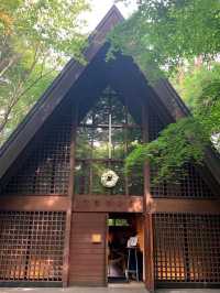 軽井沢の涼しい自然の中に佇む温かい教会🌲