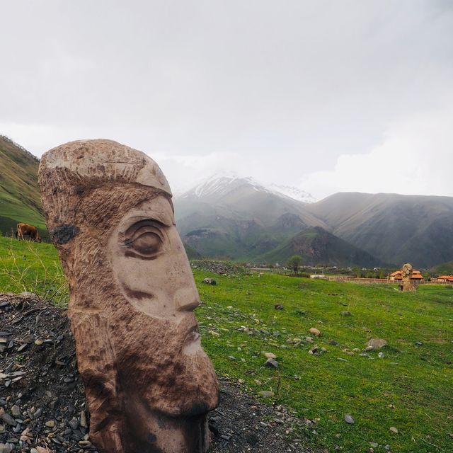 Giant head Sculptures in Sno