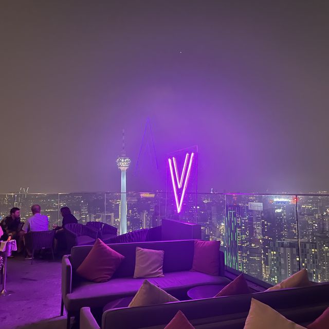 マレーシアで1番高いルーフトップバーvertigo ツインタワーを眺める絶景バー