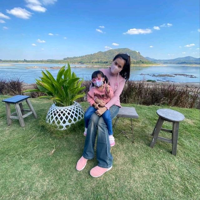 อุ่นรัก ริมโขง