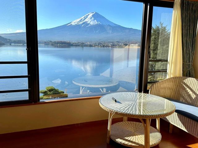 「秀峰閣湖月飯店：東京必訪富士山美景，泡湯體驗」