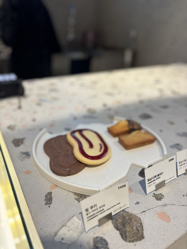 「首爾景點：Ader Error旗艦店，驚喜打卡！」