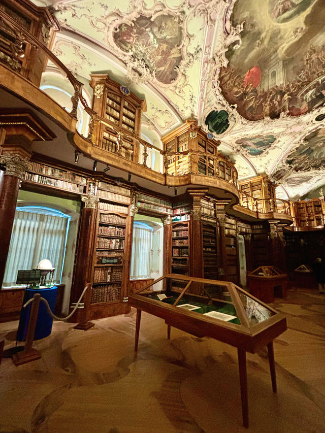 【瑞士】St. Gallen聖加侖修道院：瑞士最美的圖書館和巴洛克式大教堂 I 春天好去處