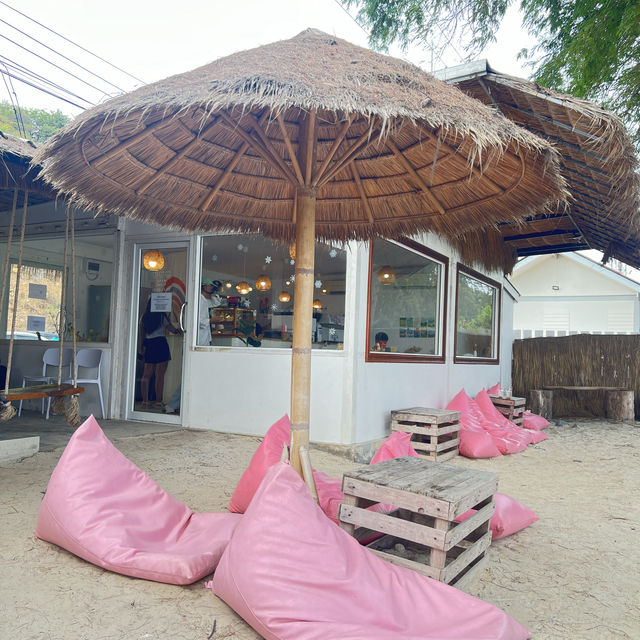 Cave Beach Clubคาเฟ่ที่มีคลื่นฮีลใจ