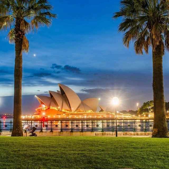 🇦🇺 Sydney, Australia: Iconic Landmarks and Coastal Charm 🌊🌇