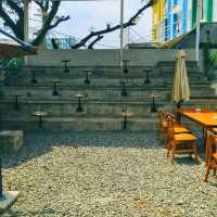 SRGITIGABERMUDA | Triangular-roofed café