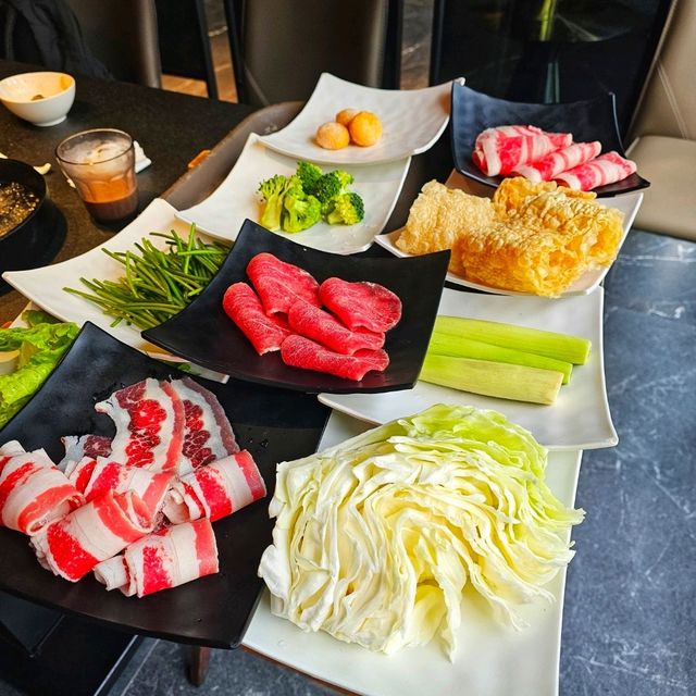 【信義】自助式豐富的食材選擇，滿足各種口味的顧客。