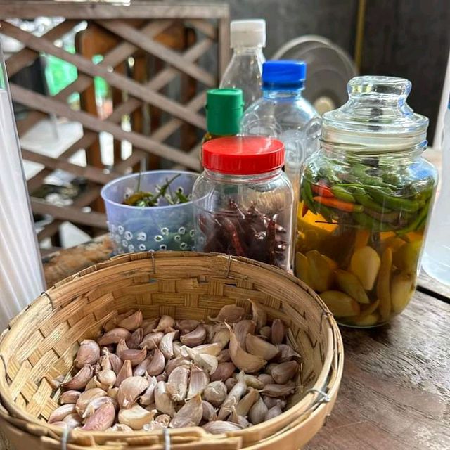 ลาบไก้พันแหวน อาหารพื้นเมืองเเต๊ๆเจ้า