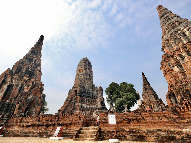 แต่งชุดไทยเป็นออเจ้า ถ่ายรูปสวยๆ ที่วัดไชยวัฒนาราม